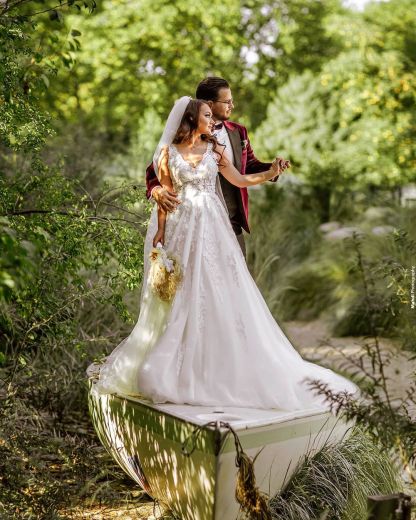 Chicloth Stunning V-Neck Sleeveless Wedding Dress Tulle Long Bridal Gown