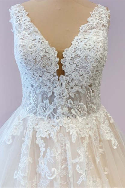Chicloth V-Neck Sleeveless Ball Gown Wedding Dress Lace Appliques
