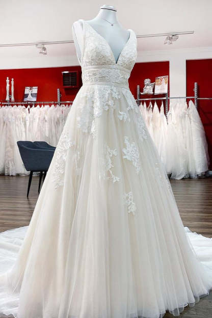 Chicloth Tulle V Neck Sleeveless Ivory A-Line Wedding Dresses With Lace Long