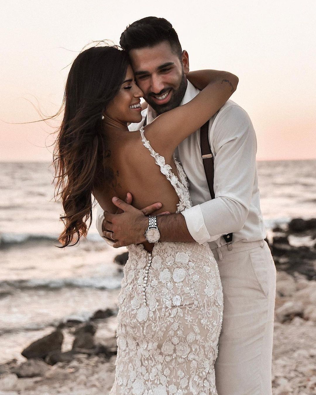 Chicloth V-Neck Sleeveless Mermaid Wedding Dress With Appliques Bridal Gown