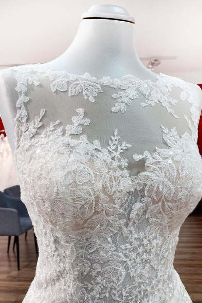 Chicloth Graceful Jewel Tulle Ivory A-Line Wedding Dresses With Lace Appliques
