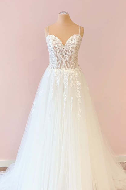 Chicloth Spaghetti-Straps V-Neck Tulle Wedding Dress With Lace Appliques