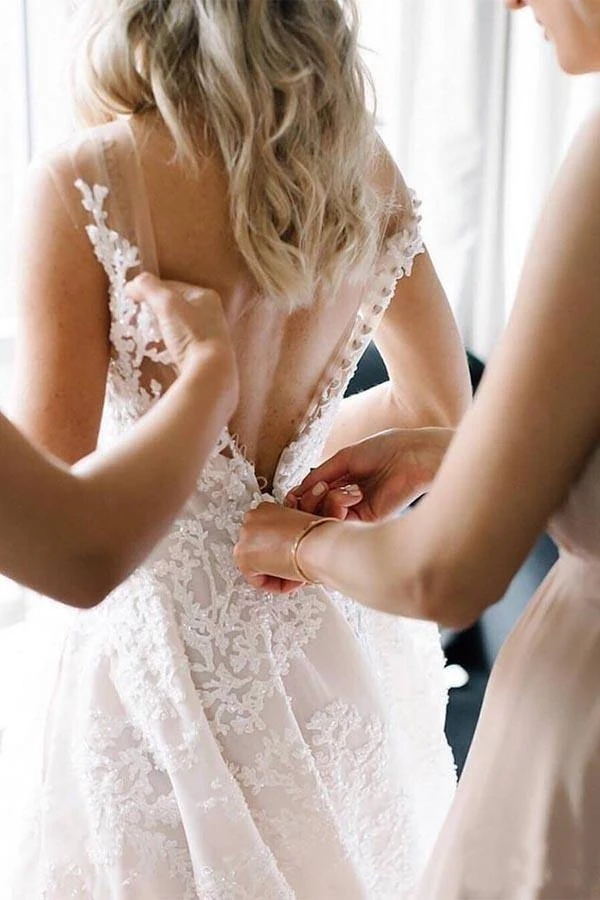 Chicloth Sleeveless Long Wedding Dress With Lace Appliques