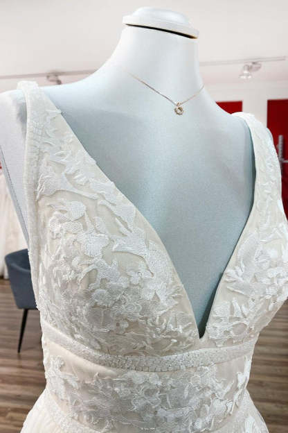 Chicloth Tulle V Neck Sleeveless Ivory A-Line Wedding Dresses With Lace Long