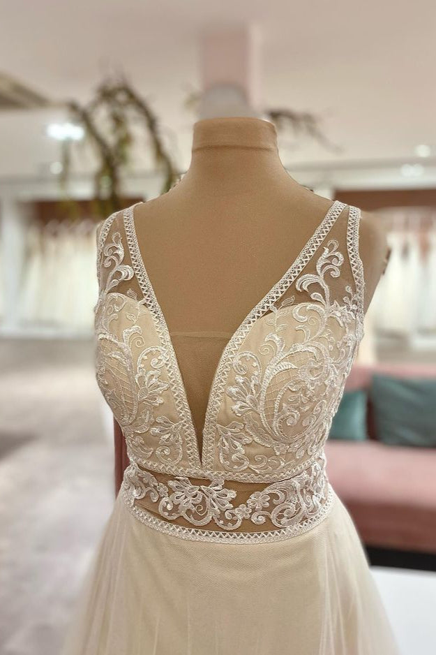 Chicloth Sleeveless V-Neck Wedding Dress Lace Tulle Bridal Gowns