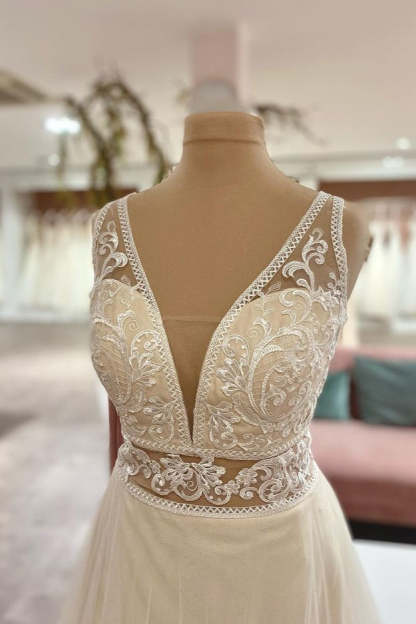 Chicloth Sleeveless V-Neck Wedding Dress Lace Tulle Bridal Gowns