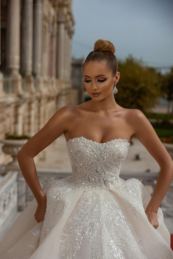Chicloth Strapless Wedding Dress Ball Gown With Lace Appliques