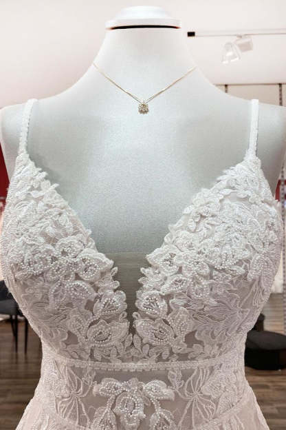 Chicloth Sleeveless Tulle V Neck Ruffles Wedding Dresses With Lace