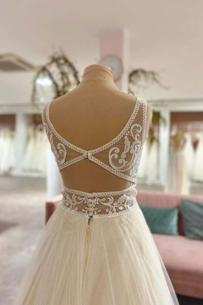 Chicloth Sleeveless V-Neck Wedding Dress Lace Tulle Bridal Gowns
