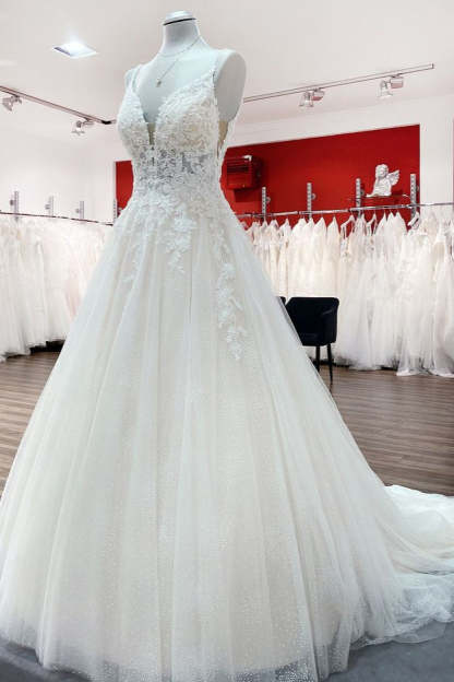 Chicloth Spaghetti Straps Tulle Lace Appliques A-Line Wedding Dresses