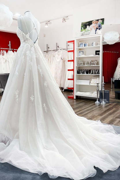 Chicloth Spaghetti Straps Tulle V Neck Ivory Ruffles Wedding Dresses With Lace