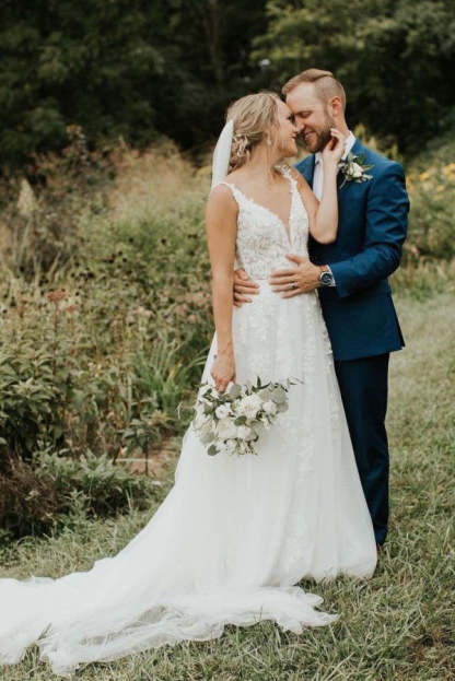 Chicloth V-Neck Sleeveless Wedding Dress With Lace Appliques Summer Bridal Gown