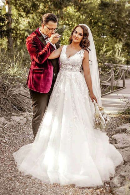 Chicloth Stunning V-Neck Sleeveless Wedding Dress Tulle Long Bridal Gown