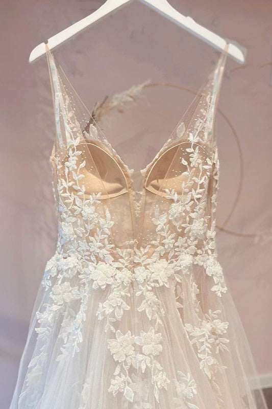 Chicloth V-Neck Sleeveless Wedding Dress Lace Appliques Long