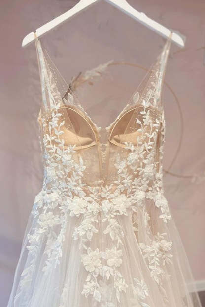 Chicloth V-Neck Sleeveless Wedding Dress Lace Appliques Long