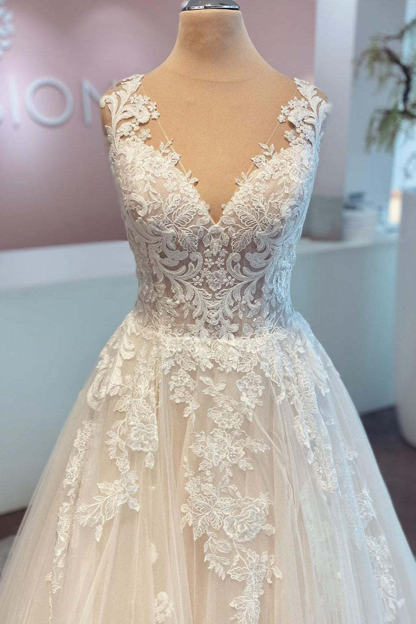 Chicloth A-Line Lace Wedding Dress Sleeveless Long Bridal Gowns