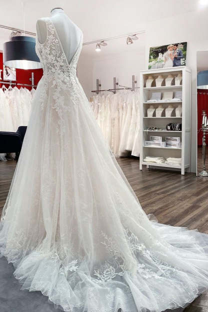 Chicloth Elegant Tulle Deep V Neck Sleeveless Lace A-Line Weddding Dresses