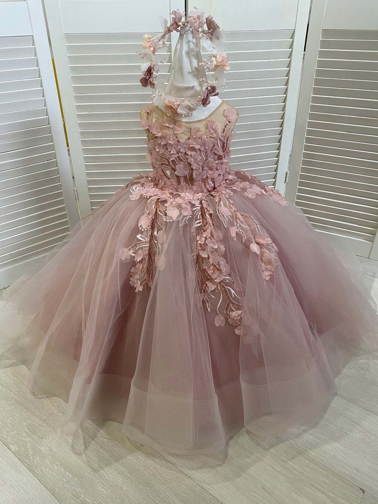 Lovely Sleeveless Ball Gown Flower Girls Dress With Appliques