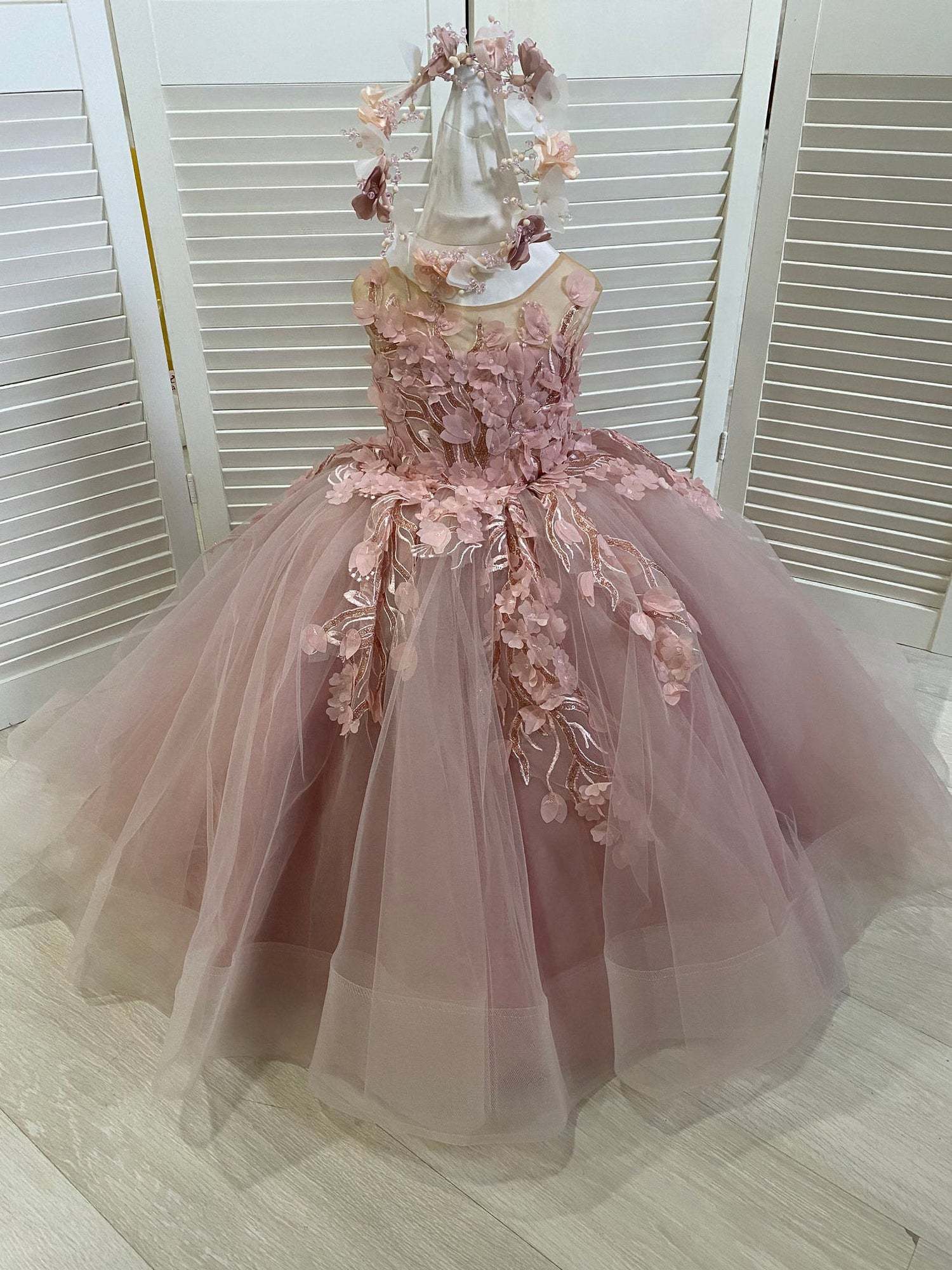 Lovely Sleeveless Ball Gown Flower Girls Dress With Appliques