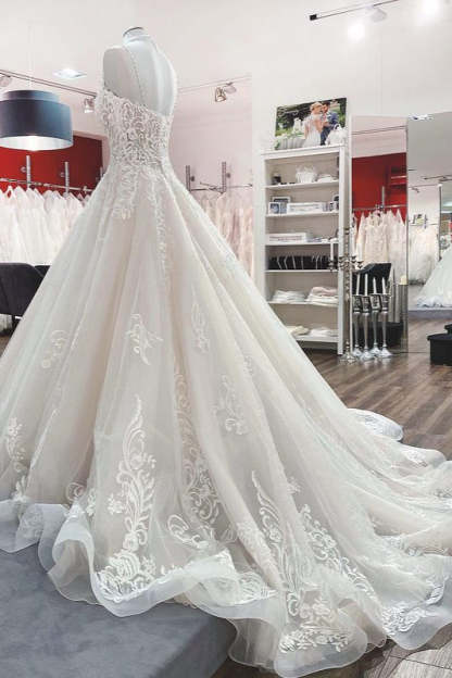 Chicloth Tulle Spaghetti Straps V Neck Lace Ruffles Ivory Wedding Dresses