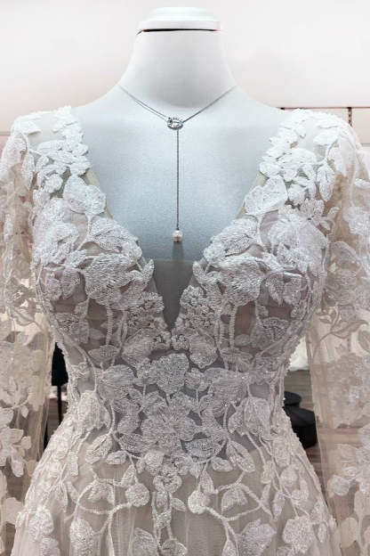 Chicloth  Tulle Ivory Long Sleeves Lace Appliques Wedding Dresses Long