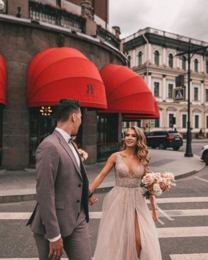 Chicloth V-Neck Sleeveless Tulle Wedding Dress Slit With Appliques