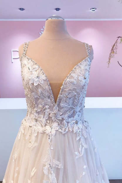 Chicloth Straps Beadings Wedding Dress V-Neck Bridal Gowns With Appliques