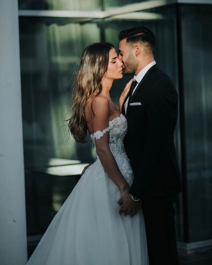 Chicloth Off-the-Shoulder Wedding Dress Tulle Long With Appliques