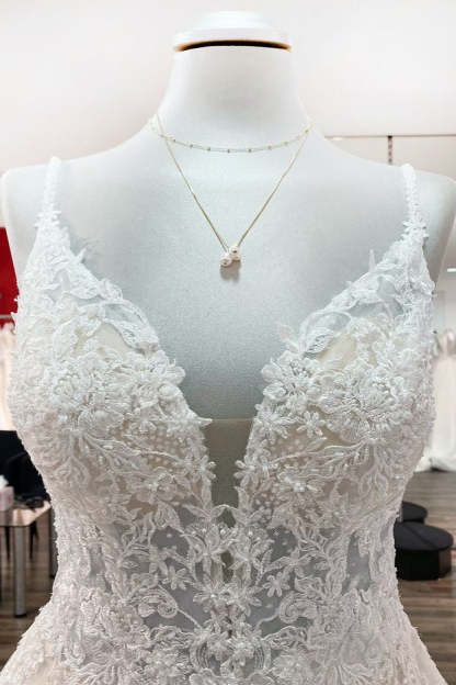Chicloth Spaghetti Straps Tulle Lace Appliques A-Line Wedding Dresses