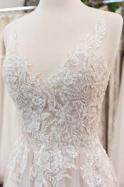 Chicloth Elegant Appliques A-line V-neck Wedding Dress Straps Sleeveless Tulle Bridal Gowns On Sale