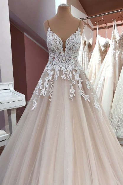 Chicloth Spaghetti-Straps V-Neck Wedding Dress Sleeveless With Lace Appliques