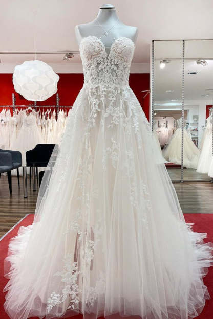 Chicloth Strapless Ruffles Tulle Lace Ivory A-Line Wedding Dresses