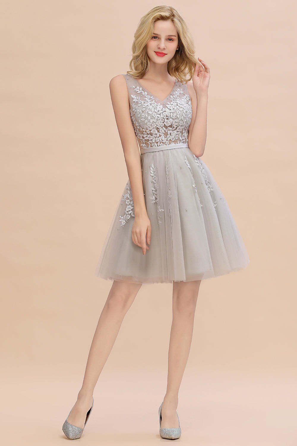 Chicloth Elegant V-Neck Sleeveless Short Prom Dress Mini Homecoming Dress With Lace Appliques