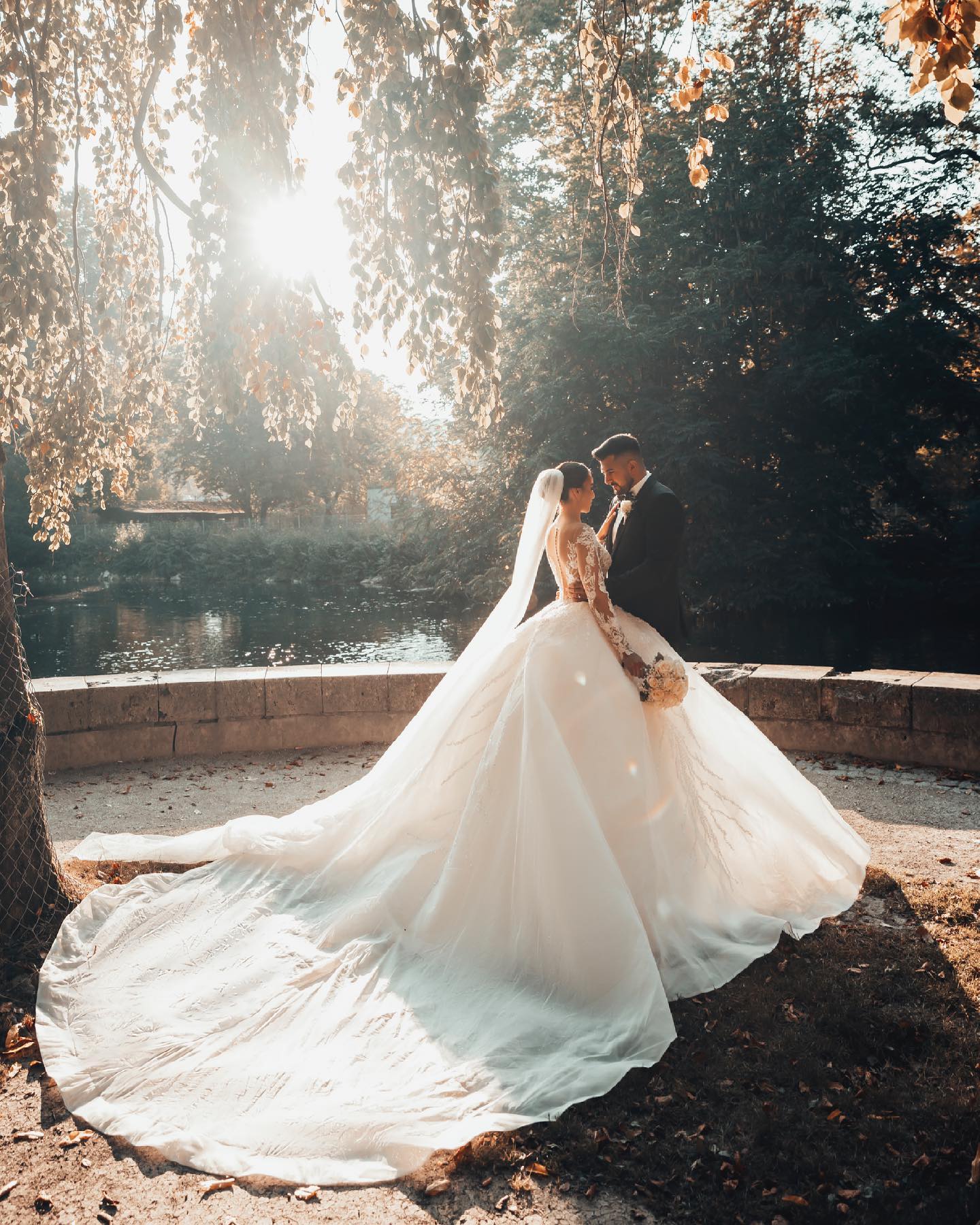 Chicloth Long Sleeves Ball Gown Wedding Dress V-Neck Tulle With Lace Beads