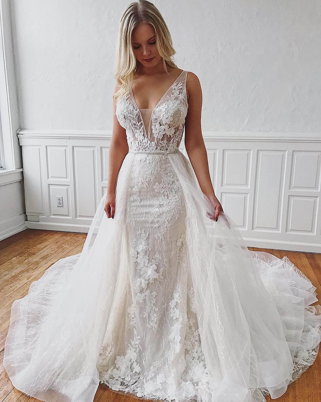Chicloth V-Neck Sleeveless Mermaid Wedding Dress With Appliques Detachable Skirt