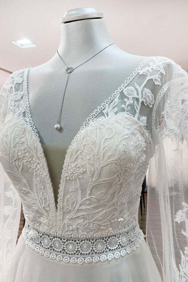 Chicloth Sweetheart Tulle Beadings Lace Appliques Wedding Dresses With Long Sleeves