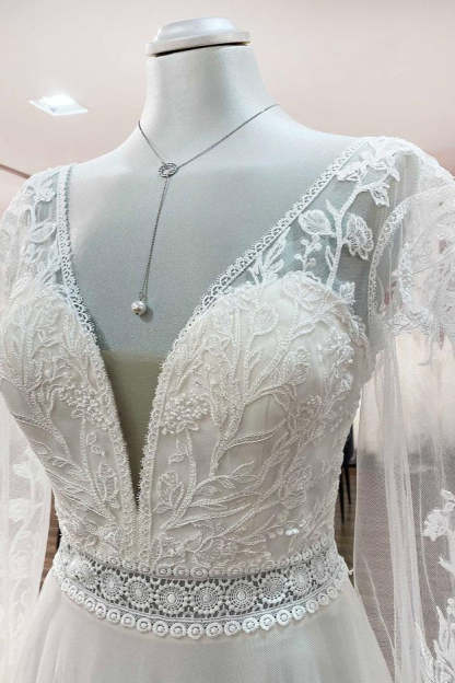 Chicloth Sweetheart Tulle Beadings Lace Appliques Wedding Dresses With Long Sleeves