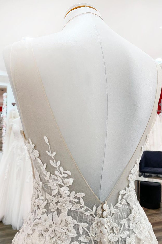Chicloth Breath-taking Detailed Appliques Ruffles Tulle Ivory Lace Wedding Dresses Long