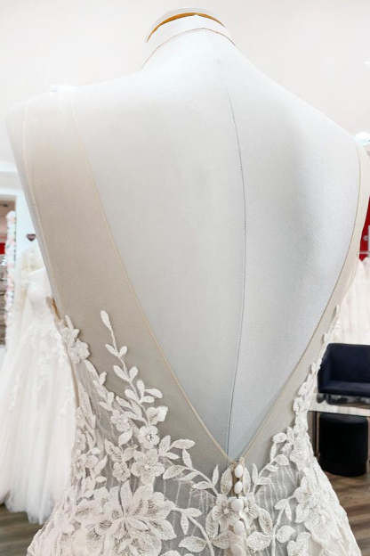 Chicloth Breath-taking Detailed Appliques Ruffles Tulle Ivory Lace Wedding Dresses Long