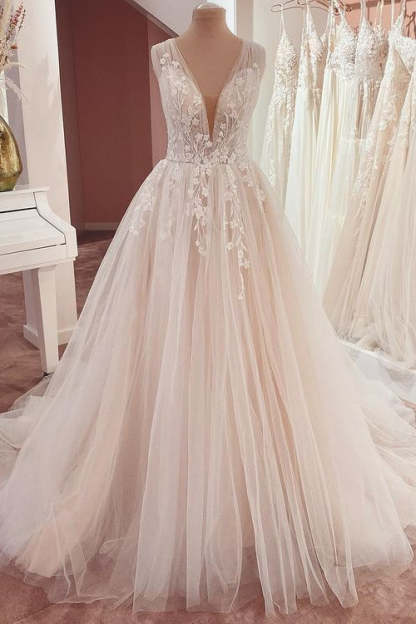 Chicloth V-Neck Sleeveless Wedding Dress Tulle Lace Appliques