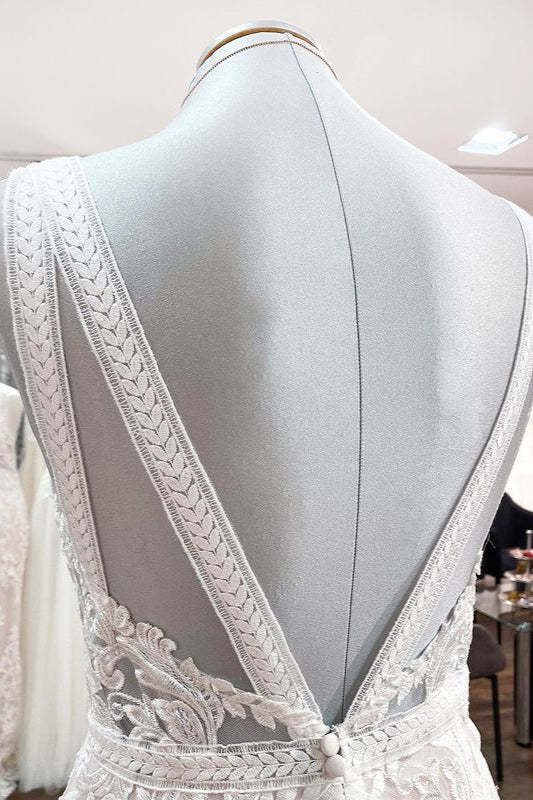 Chicloth Sleeveless Ivory Lace Appliques A-Line Wedding Dresses