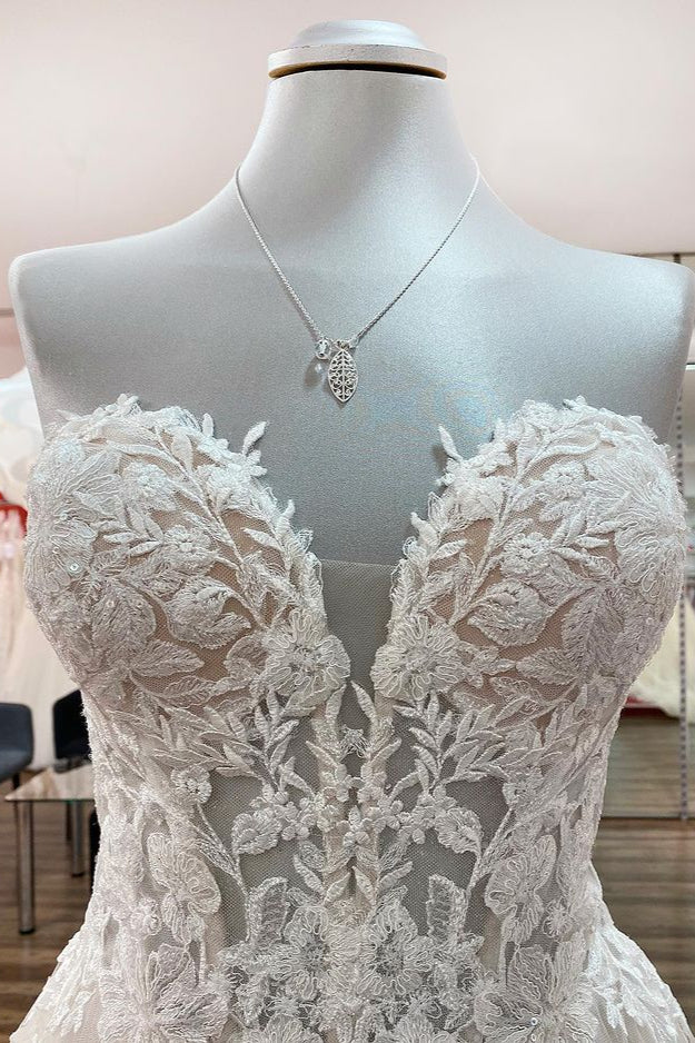 Chicloth Strapless Ruffles Tulle Lace Ivory A-Line Wedding Dresses