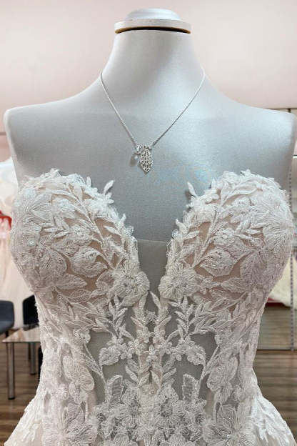 Chicloth Strapless Ruffles Tulle Lace Ivory A-Line Wedding Dresses