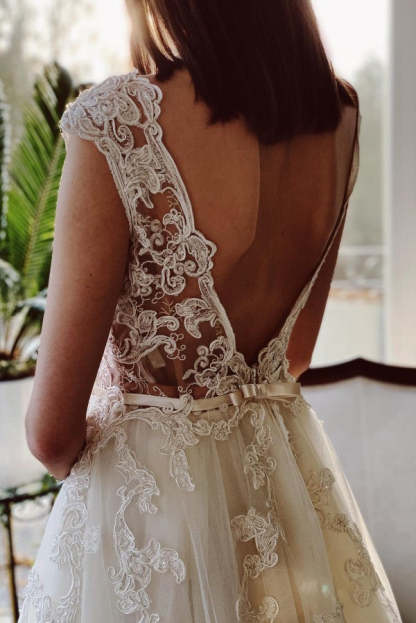 Chicloth Cap Sleeves Tulle Wedding Dress Open Back With Appliques Long