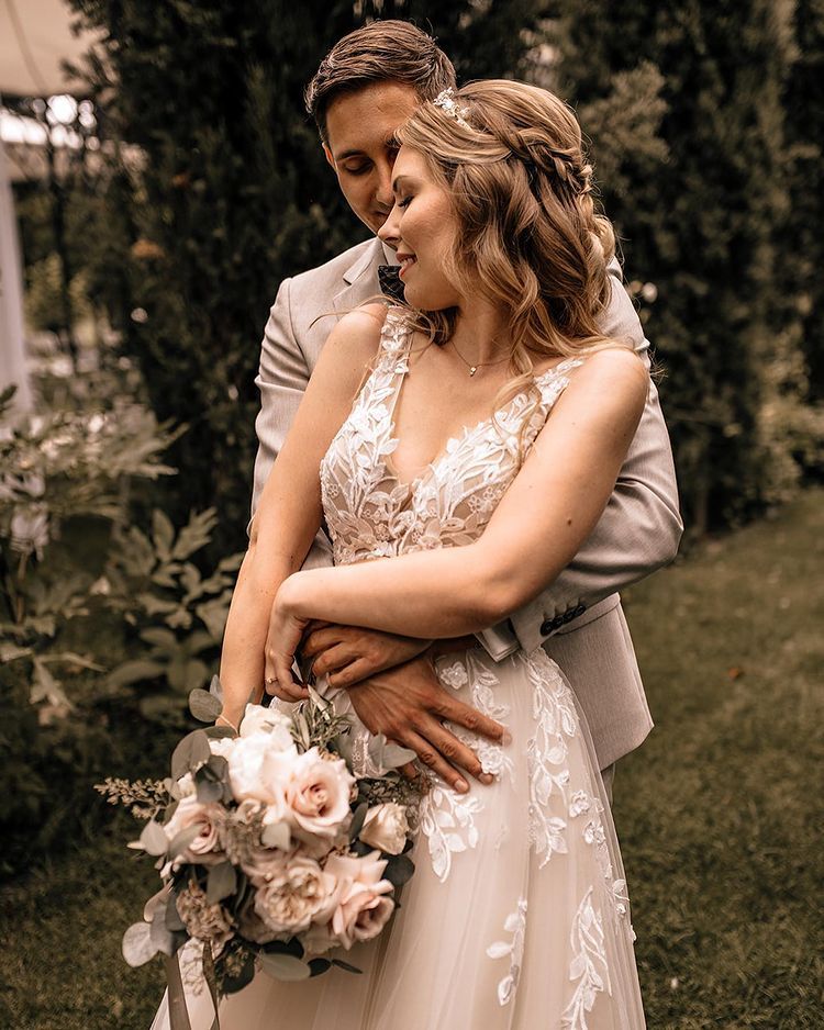 Chicloth Champagne Tulle Wedding Dress Sleeveless Open Back