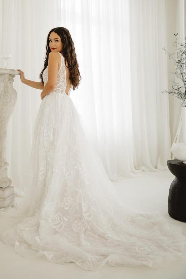 Deep v-neck sleeveless white tulle lace wedding dress