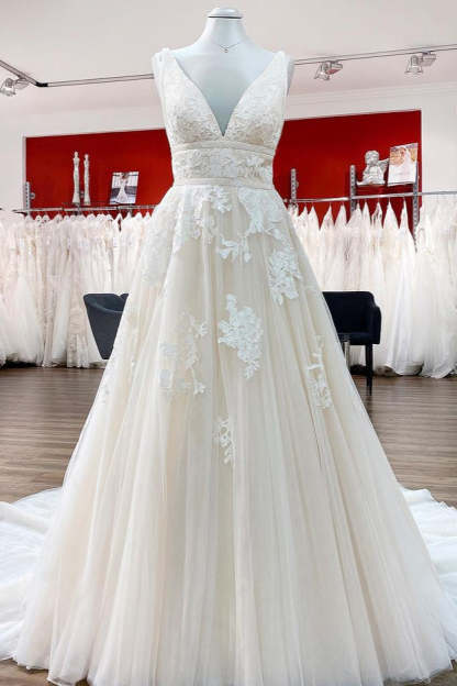 Chicloth Tulle V Neck Sleeveless Ivory A-Line Wedding Dresses With Lace Long