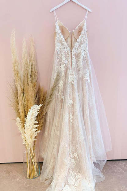 Chicloth Spaghetti-Straps Lace Wedding Dress Sleeveless With Lace Appliques