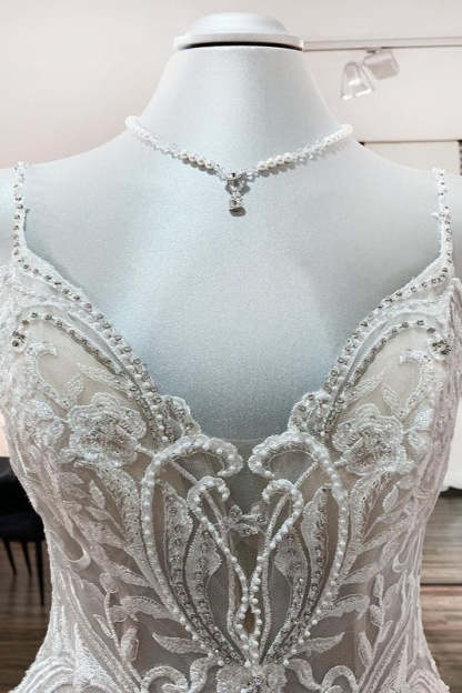 Chicloth Tulle Spaghetti Straps V Neck Lace Ruffles Ivory Wedding Dresses