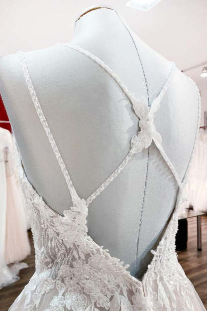 Chicloth Spaghetti Straps Tulle V Neck Ivory Ruffles Wedding Dresses With Lace